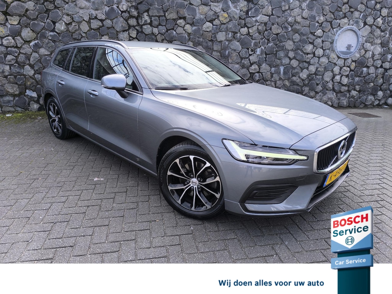 Volvo V60 - 2.0 B3 Momentum Leder, stoel en stuurverwarming, trekhaak inklapbaar, nieuwe banden, carpl - AutoWereld.nl