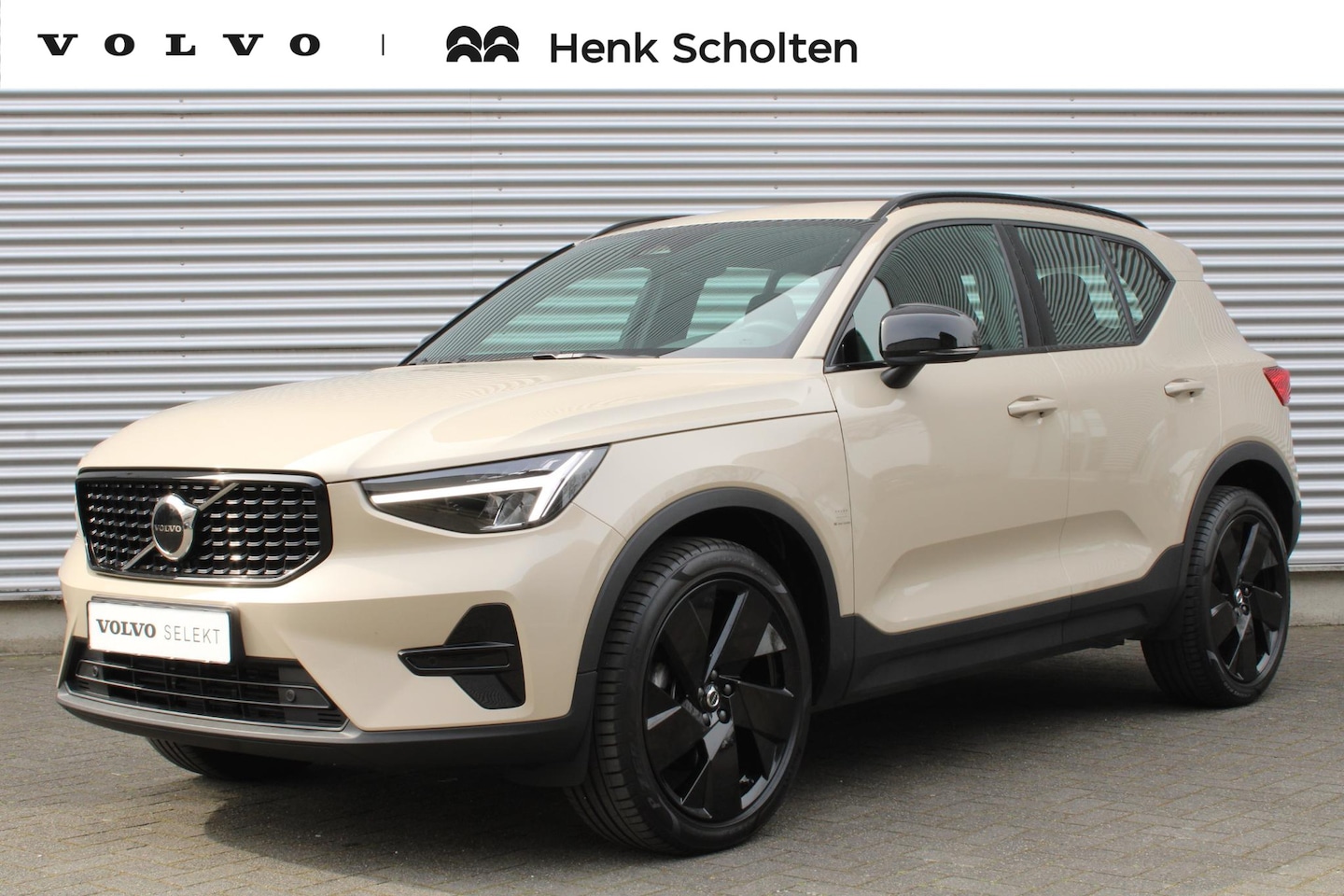 Volvo XC40 - 2.0 B4 Mild Hybrid Plus Dark | |Verwarmbare Voorruit | Elektrisch Verstelbare Voorstoelen - AutoWereld.nl