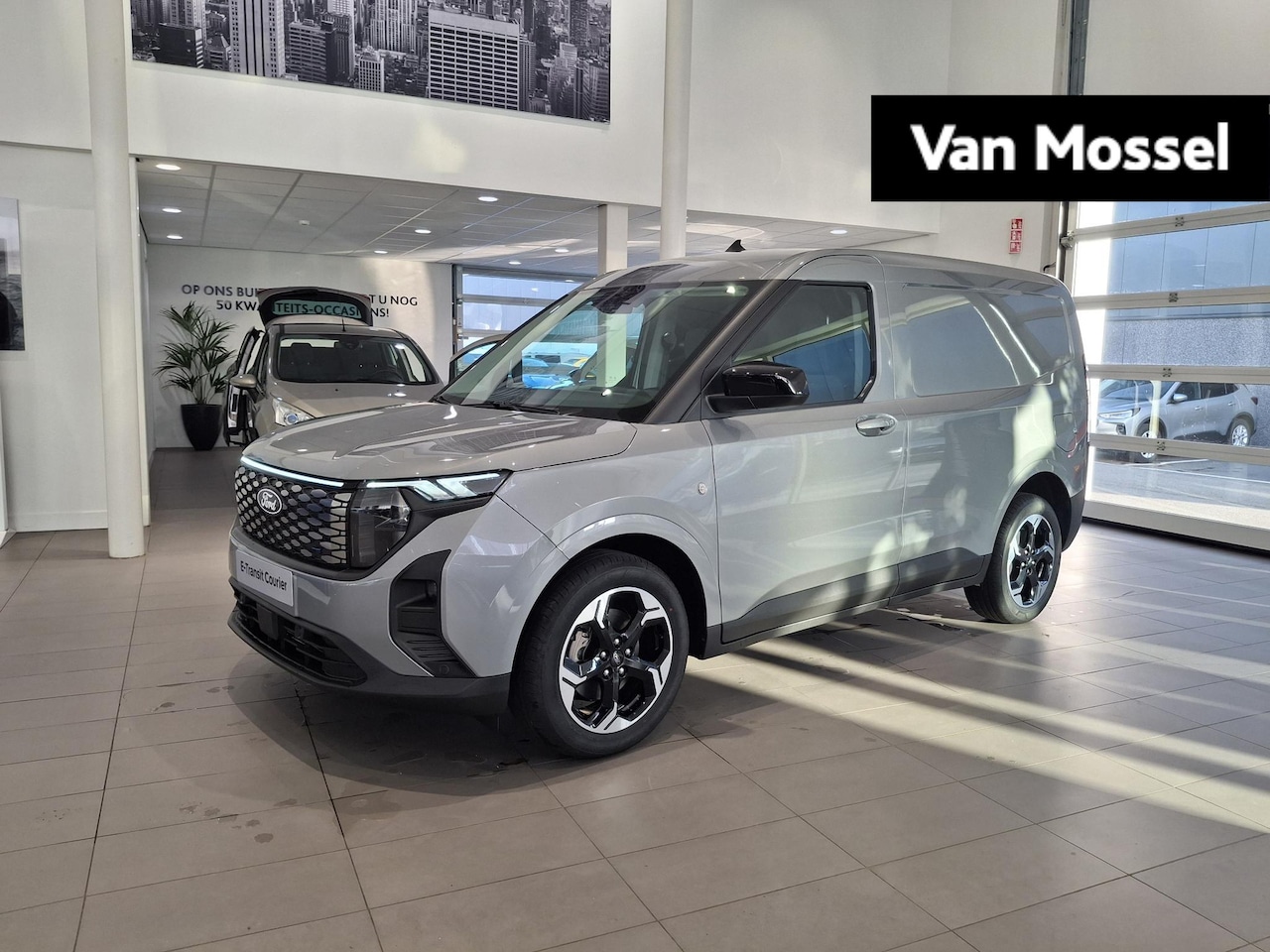 Ford Transit Courier - E-Transit Limited 44 kWh | TREKHAAK | LAADVLOERBESCHERMING | LED LAADRUIMTEVERLICHTING | E - AutoWereld.nl