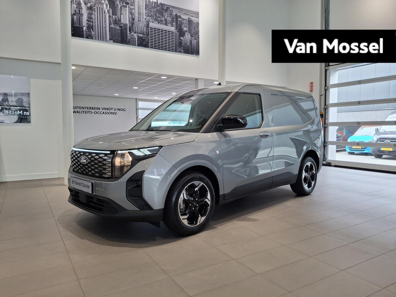 Ford Transit Courier - E-Transit Limited 44 kWh | TREKHAAK | STOEL, STUUR EN VOORRUIT VERWARMING | 17 INCH LICHTM - AutoWereld.nl