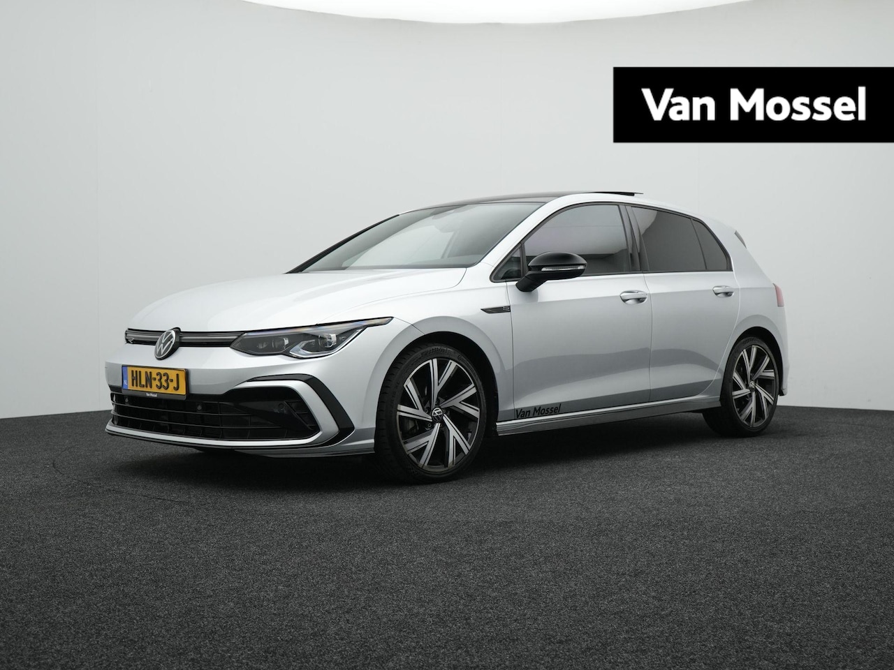Volkswagen Golf - 1.5 eTSI R-Line Business | Apple Carplay/Android Auto | Panorama dak | Black Style | Sfeer - AutoWereld.nl