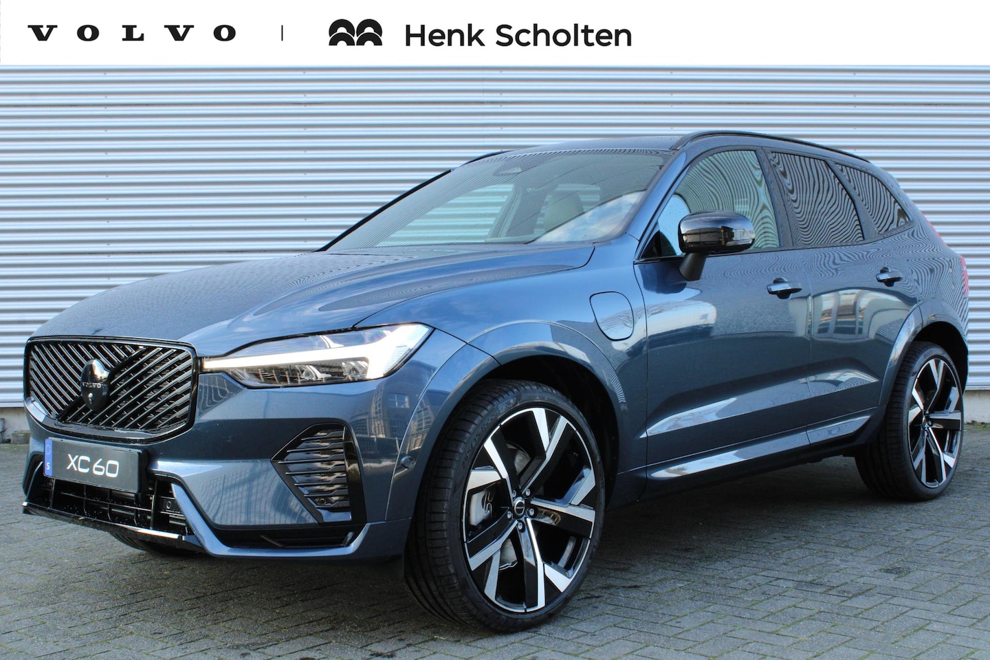 Volvo XC60 - T6 AutomaatPlug-in hybrid AWD Plus Black Edition | 22 inch 5-Dubbel Spaaks Glossy Black / - AutoWereld.nl