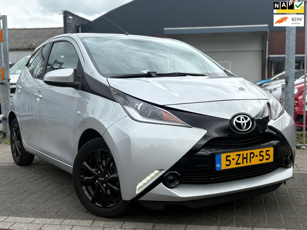 Toyota Aygo - 1.0 VVT-i x-play | Lederen bekleding | A.Camera | Trekhaak | Stoelverwarming | - AutoWereld.nl