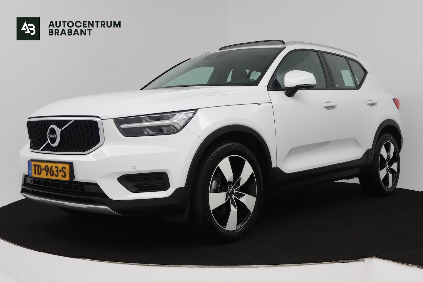 Volvo XC40 - 2.0 T4 Momentum (TREKHAAK, PANORAMADAK, DIGITALE COCKPIT, CAMERA, NAVIGATIE, ELEKTR STOELE - AutoWereld.nl