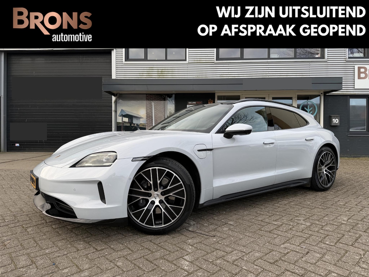 Porsche Taycan Sport Turismo - Black Edition 105 kWh Pano l Massage l bijrijders scherm - AutoWereld.nl