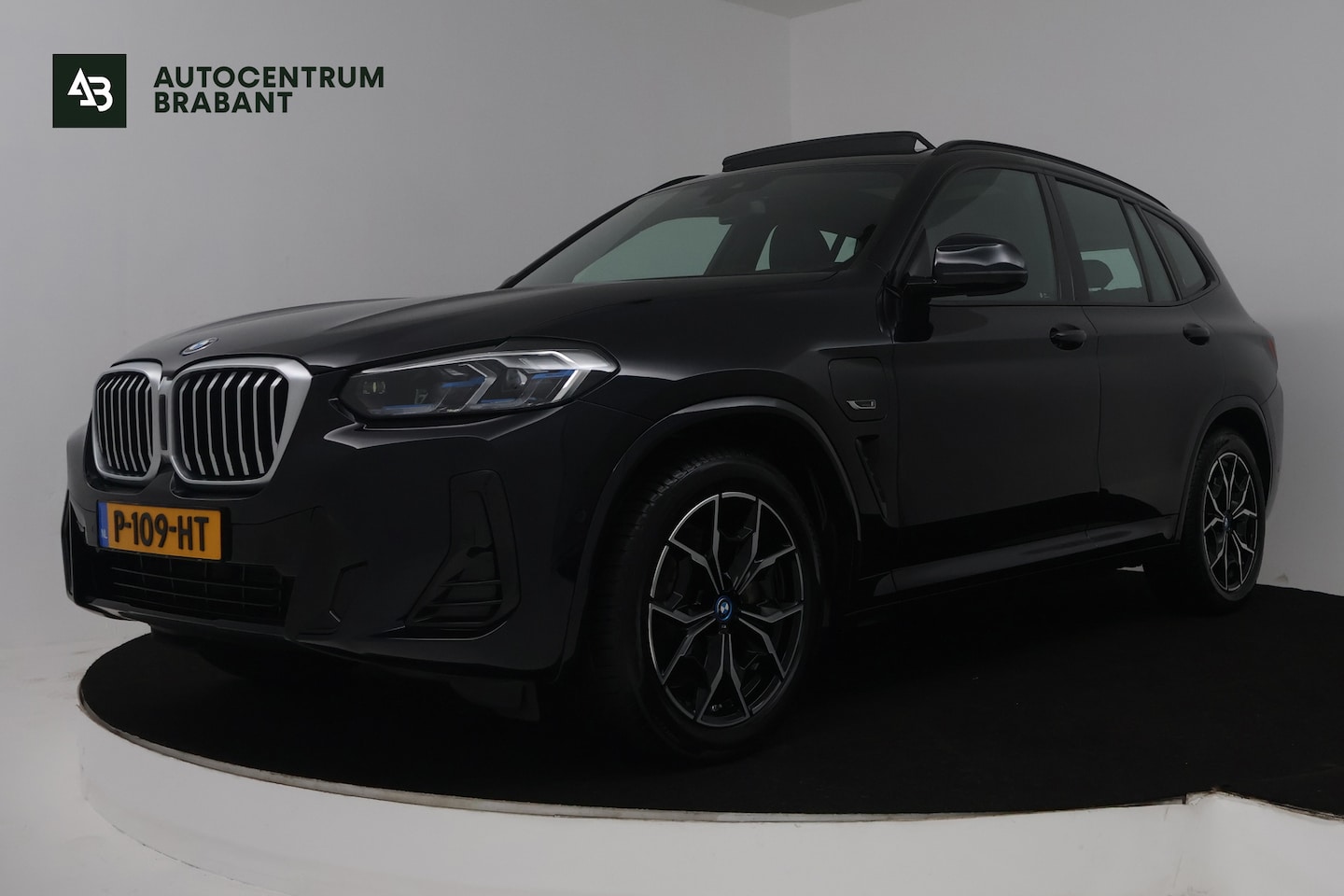 BMW X3 - XDrive30e Business Edition Plus M-Sport ( SOH 92%, PANORAMADAK, TREKHAAK, SFEERVERLICHTING - AutoWereld.nl