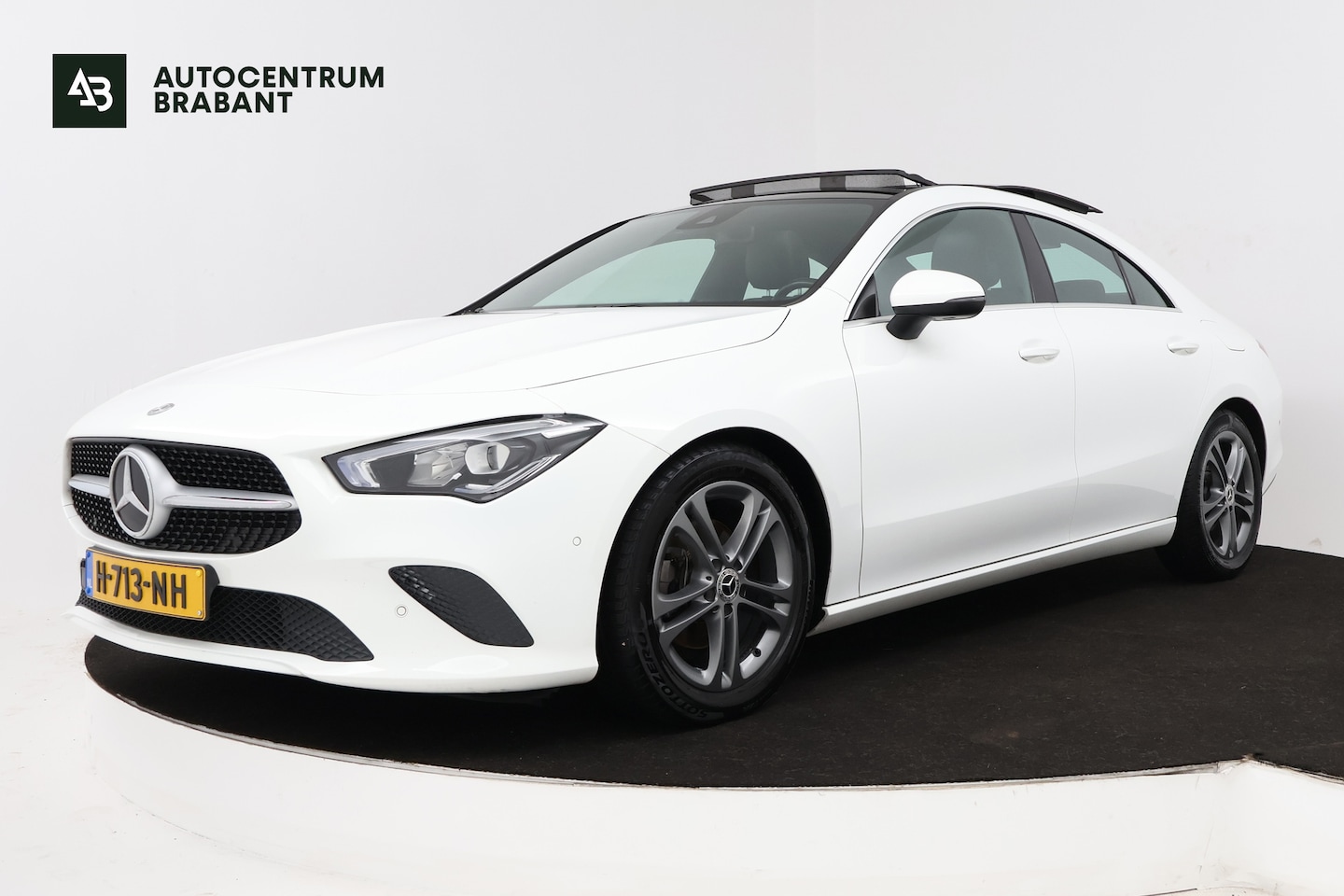 Mercedes-Benz CLA-Klasse - 180 Business Solution (PANORAMADAK, TREKHAAK, CAMERA, CRUISE CONTROL, PARKEERSENSOREN) - AutoWereld.nl