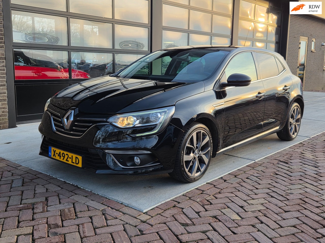 Renault Mégane - 1.2 TCe Bose | Autm | Groot Navi | Led | 1/2 Leer | - AutoWereld.nl