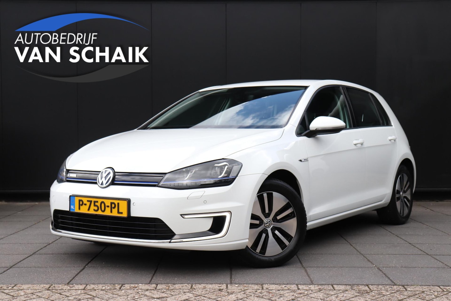 Volkswagen e-Golf - 116 PK | SOH 83,6% | NAVI | STOELVERWARMING | PARK PILOT - AutoWereld.nl