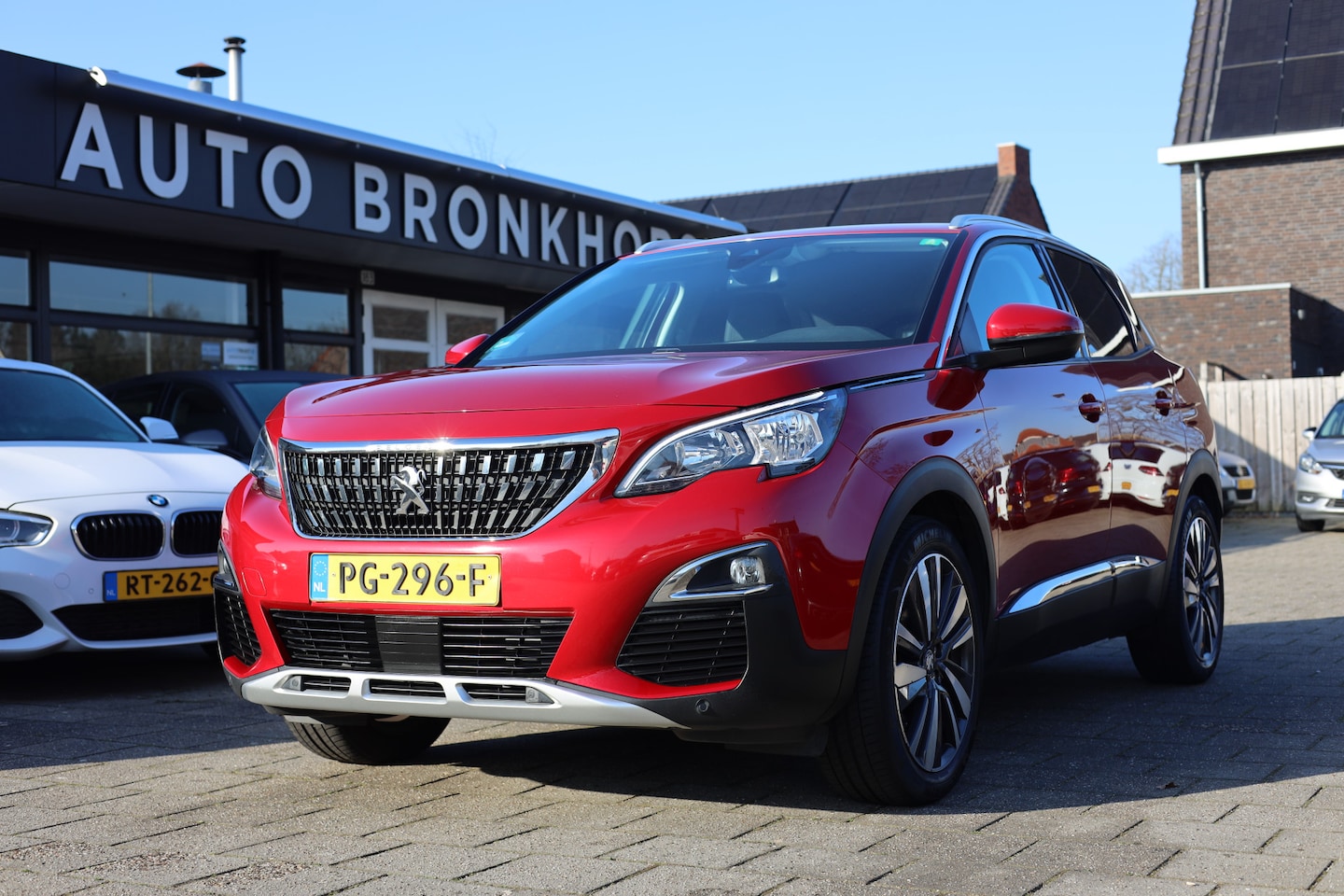 Peugeot 3008 - 1.2 PURETECH ALLURE | NAVI | CARPLAY | TREKHAAK - AutoWereld.nl