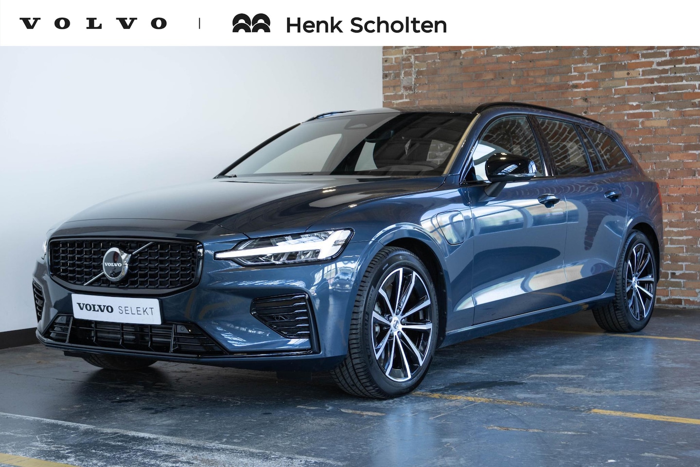 Volvo V60 - 2.0 T6 Plug-in hybrid AWD Plus Dark | Elektrische wegklapbare trekhaak | Adaptive Cruise C - AutoWereld.nl