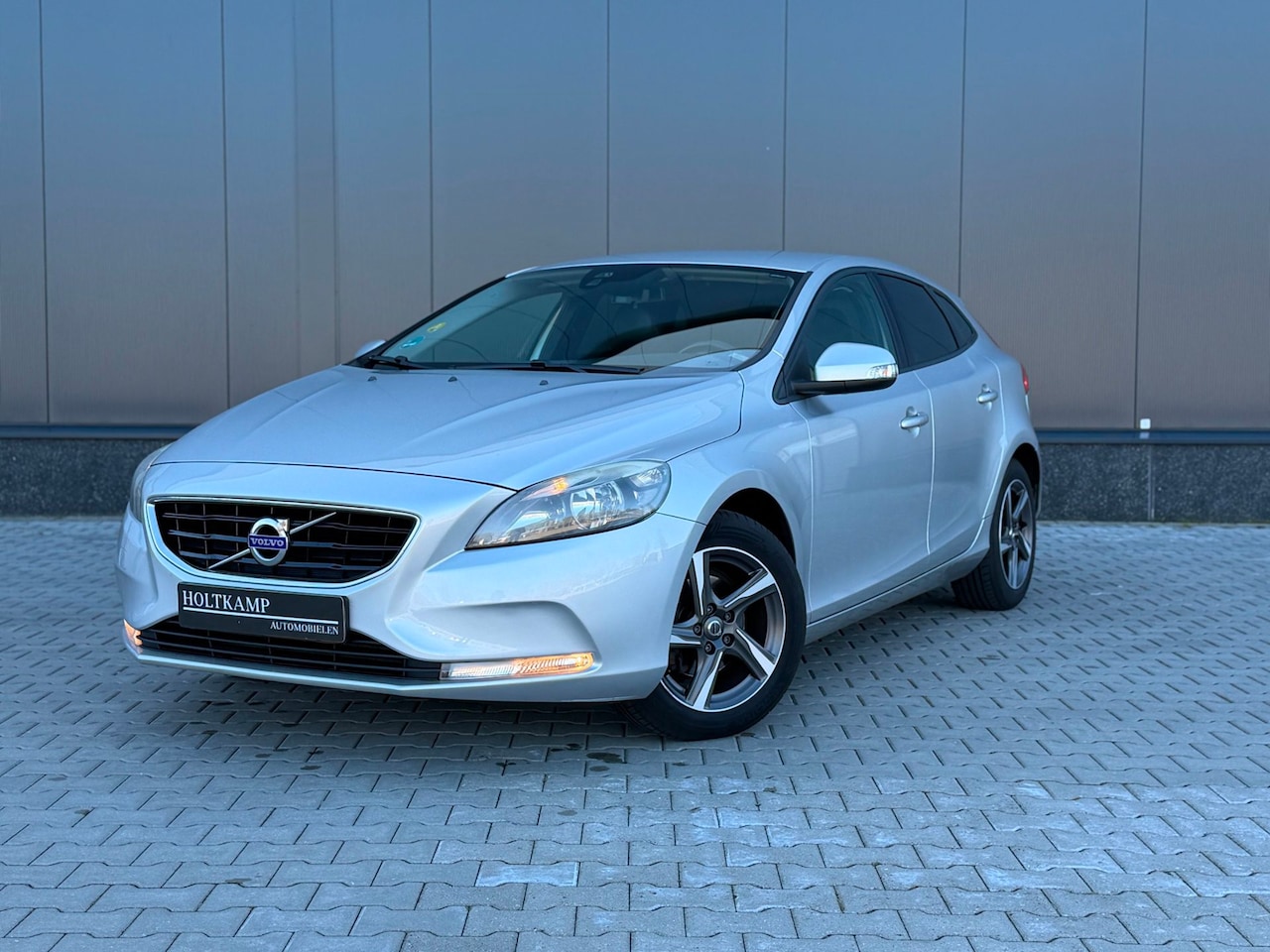 Volvo V40 - 1.6 D2 Summum Business R-Design| CRUISE | AIRCO | BLUETOOTH - AutoWereld.nl