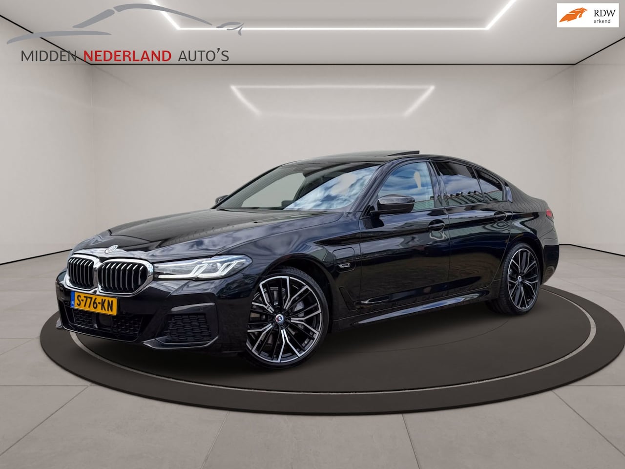 BMW 5-serie - 530e xDrive * HYBRIDE * M-PAKKET * BTW * SCHUIFDAK * HARMAN KARDON * - AutoWereld.nl