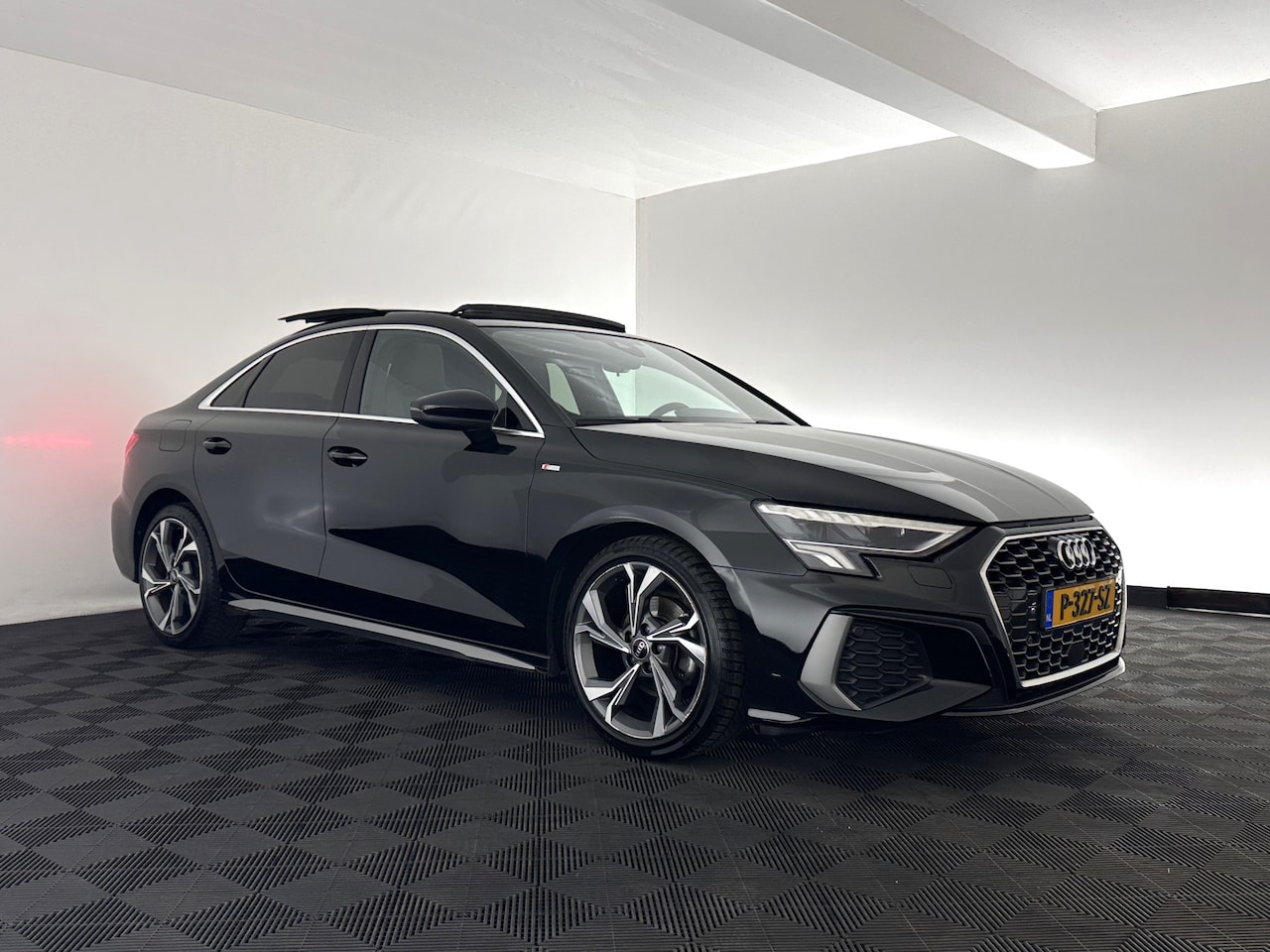 Audi A3 Limousine - 30 TFSI S edition S-Line Aut. *PANO | LEATHER-FABRIC | FULL-LED | AMBIENTLIGHT | SPORTSEAT - AutoWereld.nl