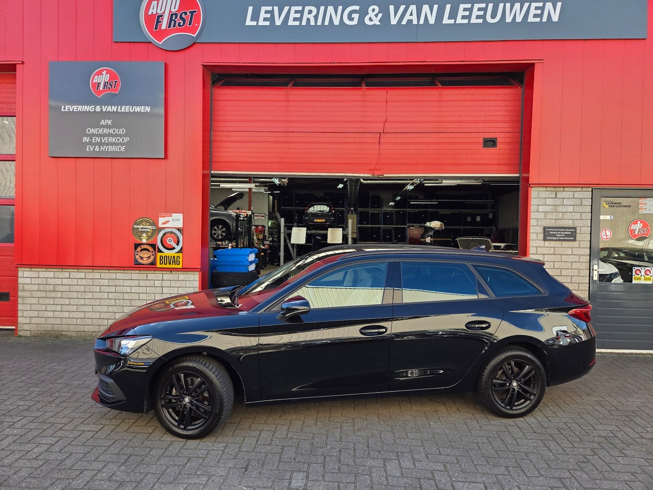 SEAT Leon Sportstourer - 1.0 eTSI Style Business Intense Automaat/ Elekt. Trekhaak/ Stuur en stoel verwarming/ Rijk - AutoWereld.nl