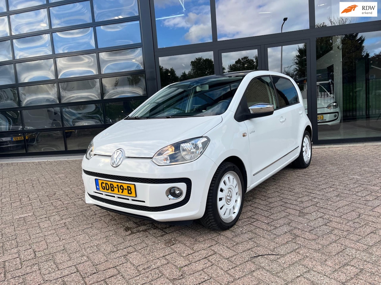 Volkswagen Up! - 1.0 high up! White, Panodak, Navi, Pdc - AutoWereld.nl