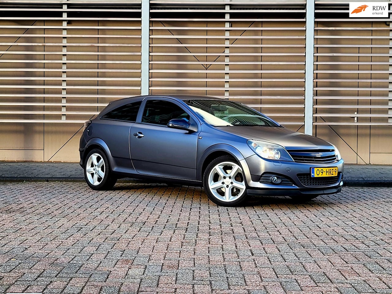 Opel Astra GTC - 1.6 Business Sport / Airco / Navi / Bluethoot / Multimedia / Pdc - AutoWereld.nl