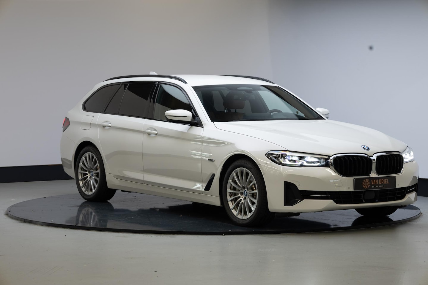 BMW 5-serie Touring - 530e Executive | Driving Assistant | ACC | Head Up | Leder | - AutoWereld.nl