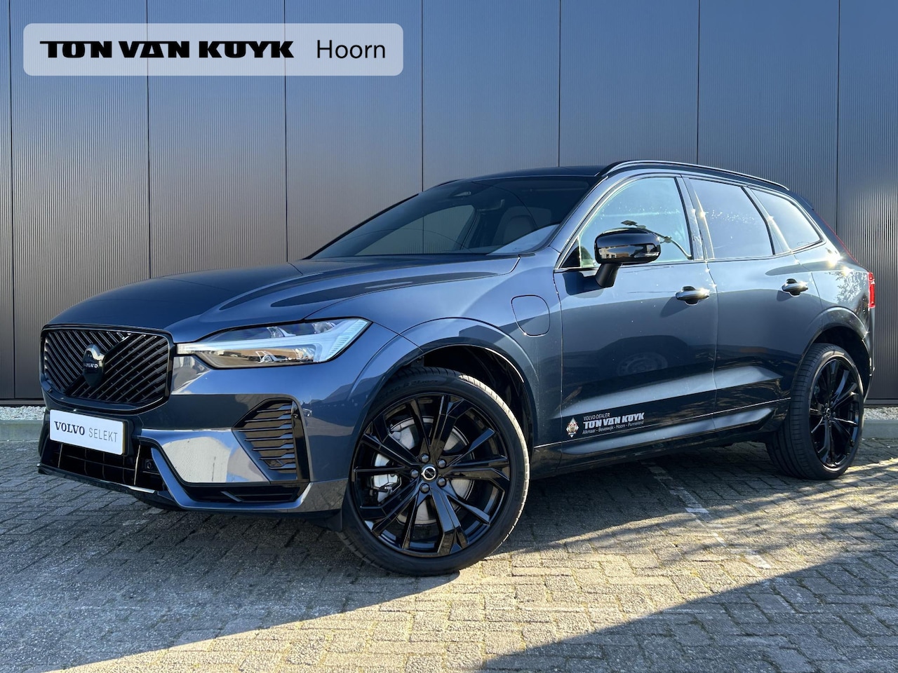 Volvo XC60 - 2.0 T6 Plug-in hybrid AWD Plus Black Edition 21 inch /schuifdak/ harman kardon/ park assis - AutoWereld.nl