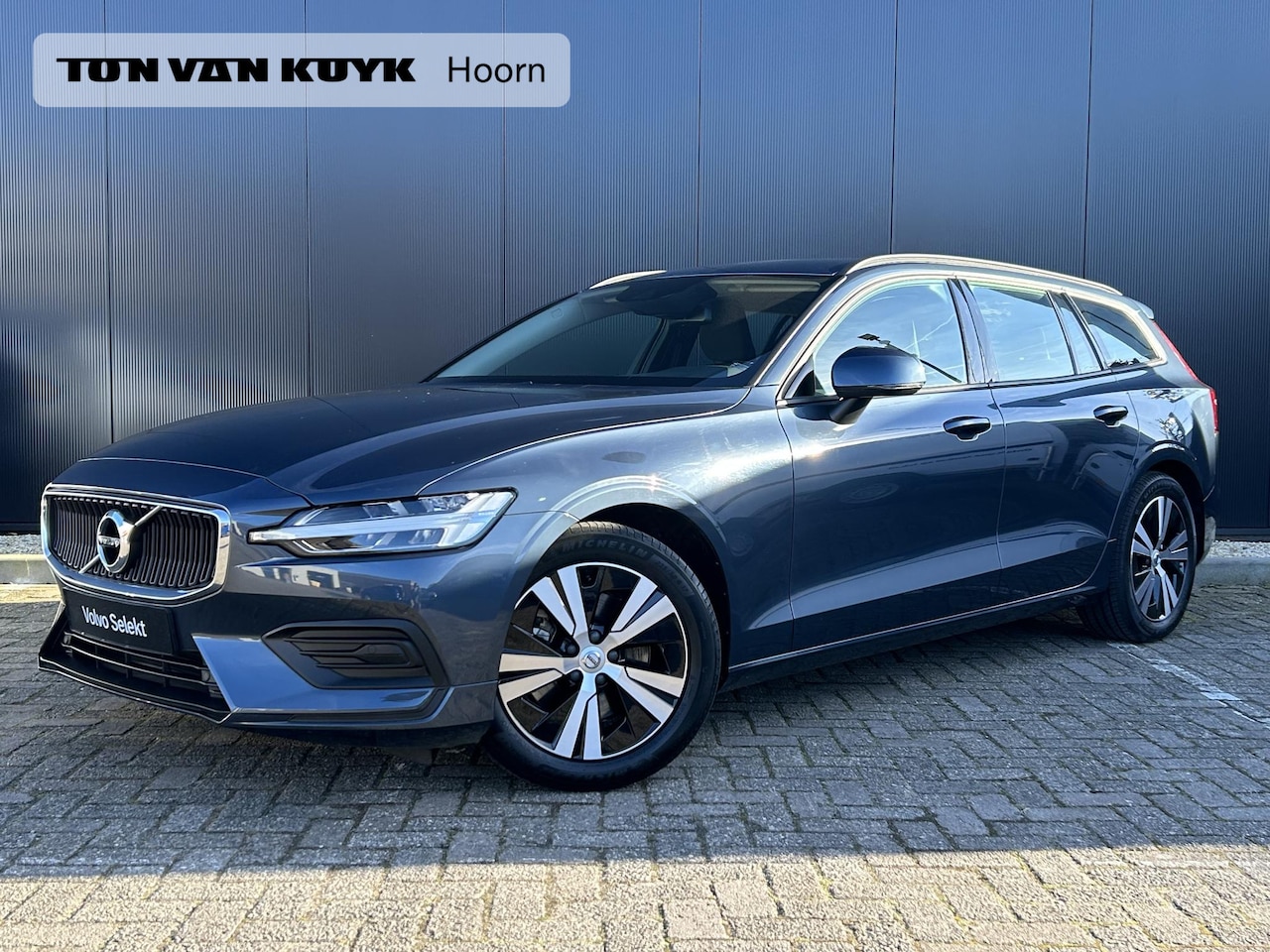 Volvo V60 - 2.0 B3 Essential Edition let op  5600 km    Adaptive cruise control/ nav/tel/ trekhaak - AutoWereld.nl