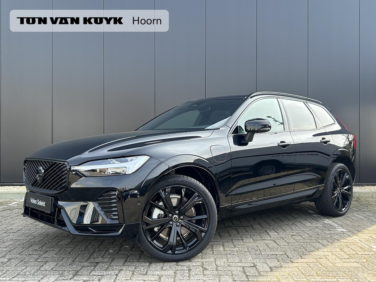 Volvo XC60 - 2.0 T6 Plug-in hybrid AWD Plus Black Edition 360 Camera / Extra getint glas / Elektrische - AutoWereld.nl