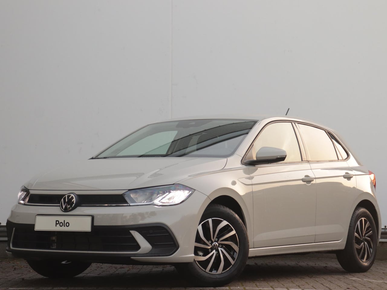 Volkswagen Polo - Life Edition 1.0 TSI 70 kW / 95 PK Hatchback 5 ver Camera | LED | Parkeersensoren | 15 inc - AutoWereld.nl