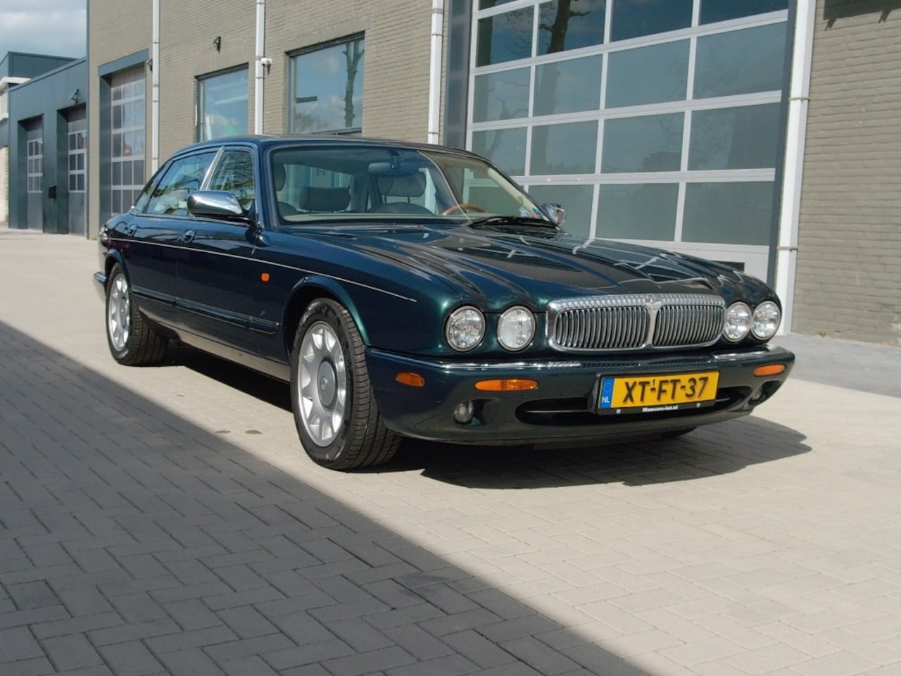 Daimler Super V8 - Supercharged V8 4.0 Liter Sedan RDW/Automaat/363 PK - AutoWereld.nl