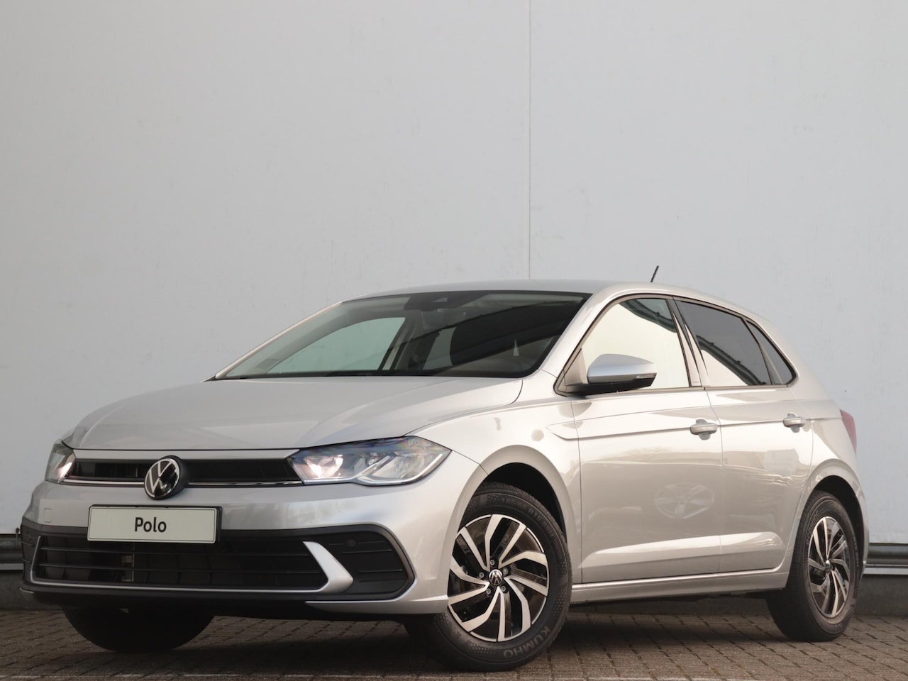 Volkswagen Polo - Life Edition 1.0 TSI 70 kW / 95 PK Hatchback 5 ver Camera | LED | Parkeersensoren | 15 inc - AutoWereld.nl