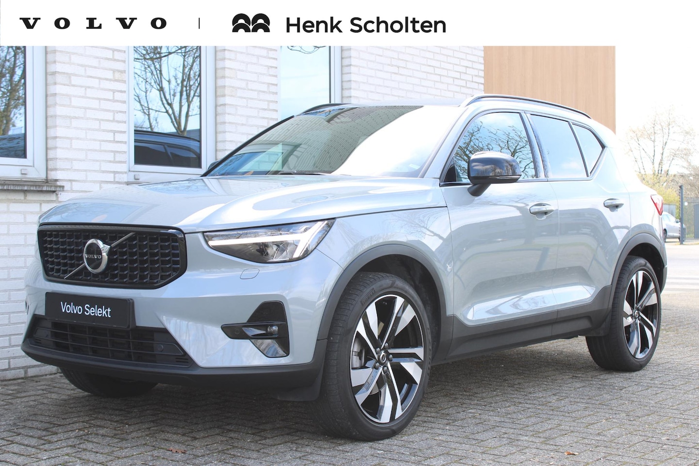 Volvo XC40 - B4 Plus Dark | 20 inch lichtmetalen velgen | Semi elek. trekhaak | Elek. bed. voorstoelen - AutoWereld.nl