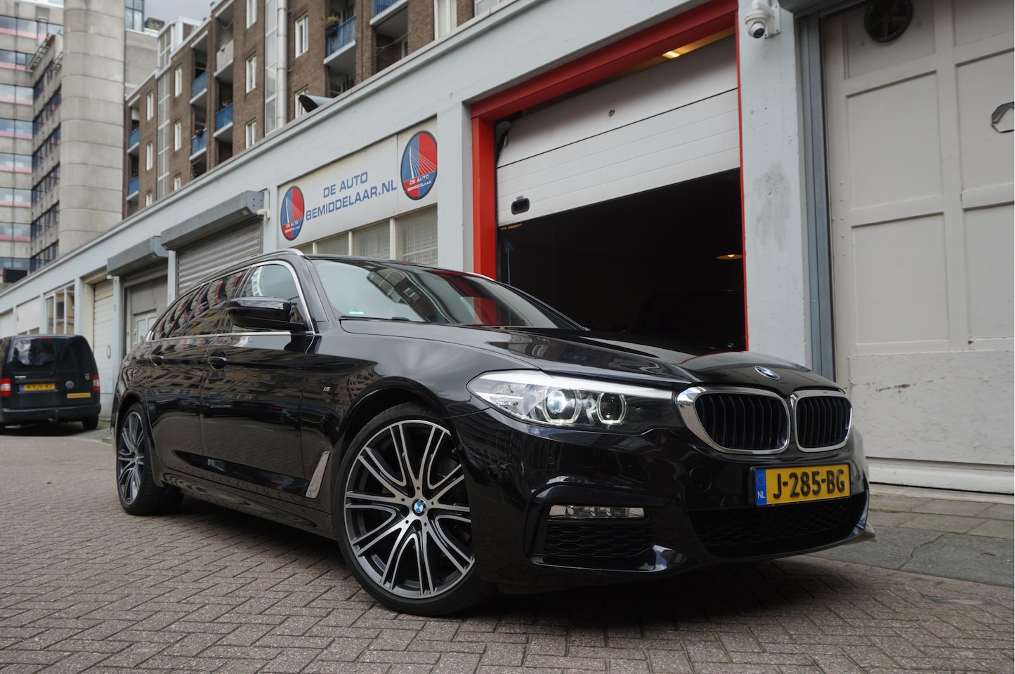 BMW 5-serie Touring - 520i High Executive M-SPORT | 20inch | Electrische sportzetels | Volledig onderhouden | - AutoWereld.nl