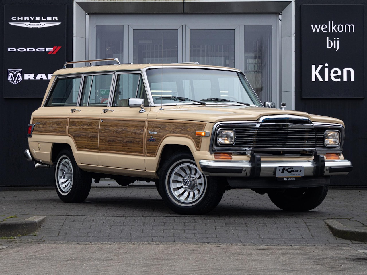 Jeep Wagoneer - 5.9 V8 Limited Wagon 5.9 V8 Limited Wagon - AutoWereld.nl