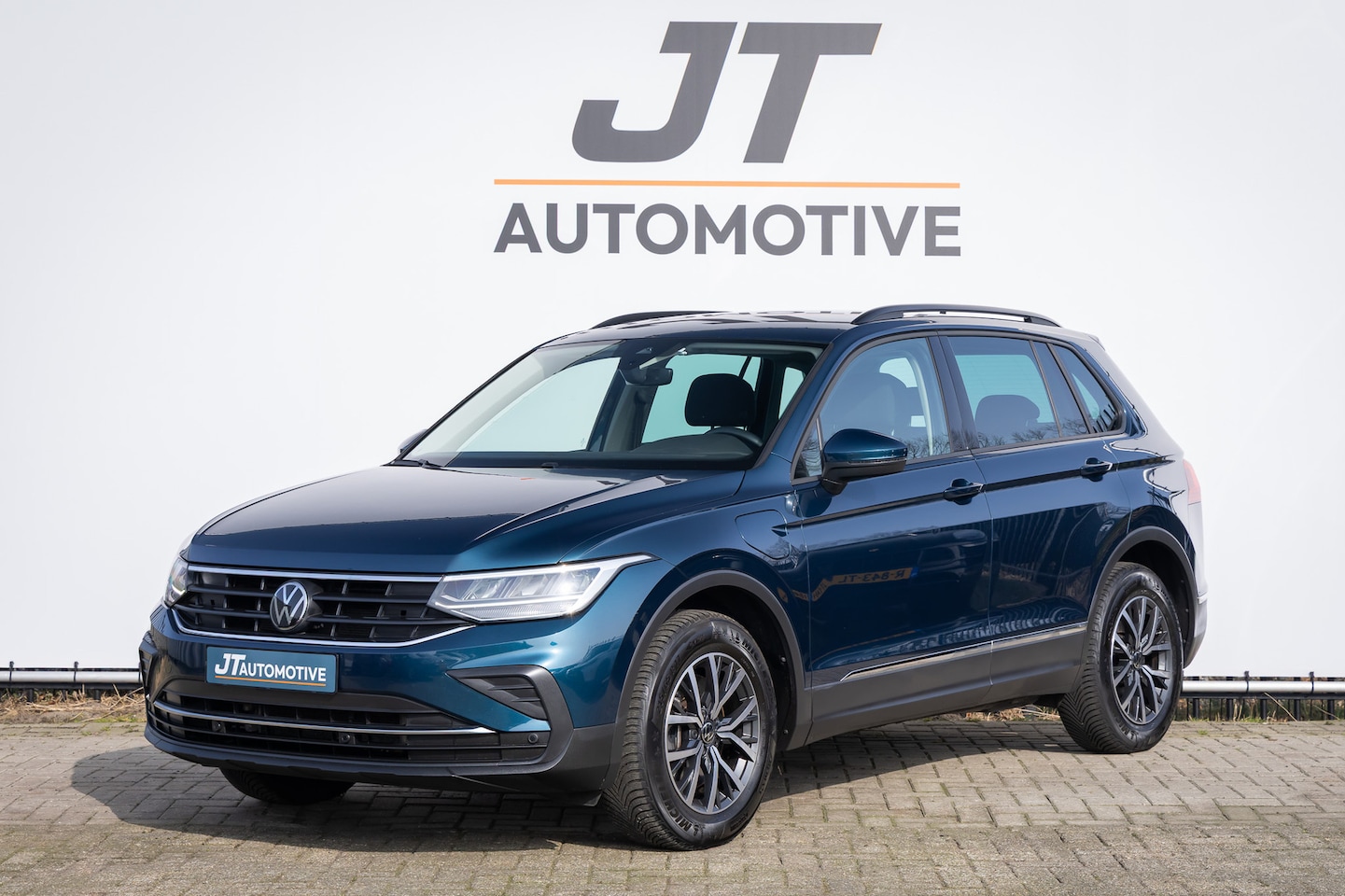 Volkswagen Tiguan - 1.4 TSI ehybrid R-line Bns+ Adaptive cruise | Camera | PDC | Digitaal dashboard | Carplay - AutoWereld.nl