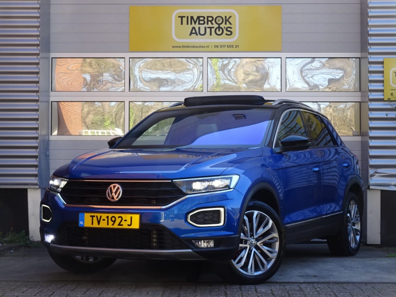 Volkswagen T-Roc - 2.0 TSI 190pk DSG 4M *Pano/Leer/Digi/Trekh/NL Auto* - AutoWereld.nl