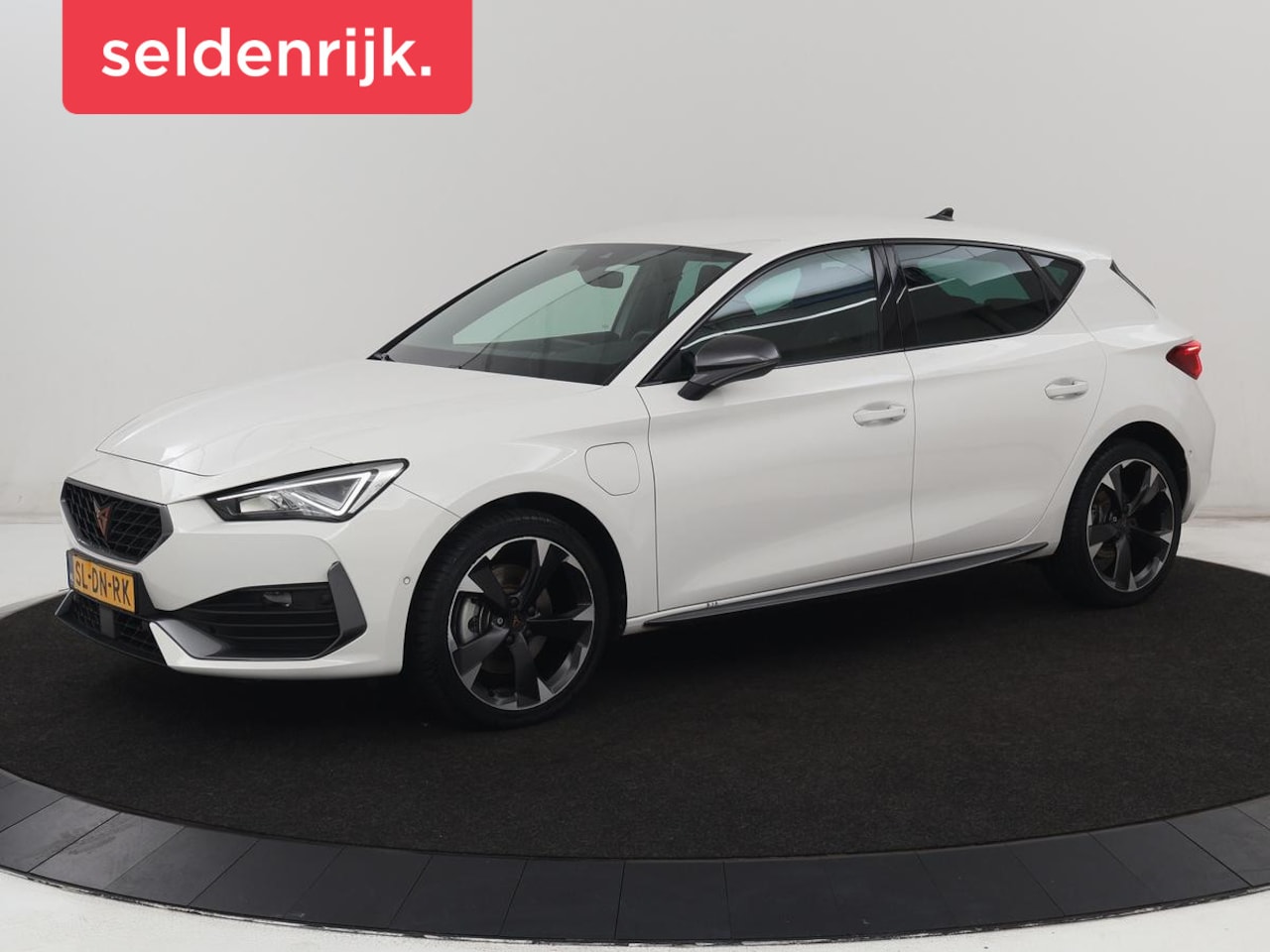 CUPRA Leon - 1.4 eHybrid | Carplay | Stoelverwarming | Adaptive cruise | Memory | Camera | Sfeerverlich - AutoWereld.nl