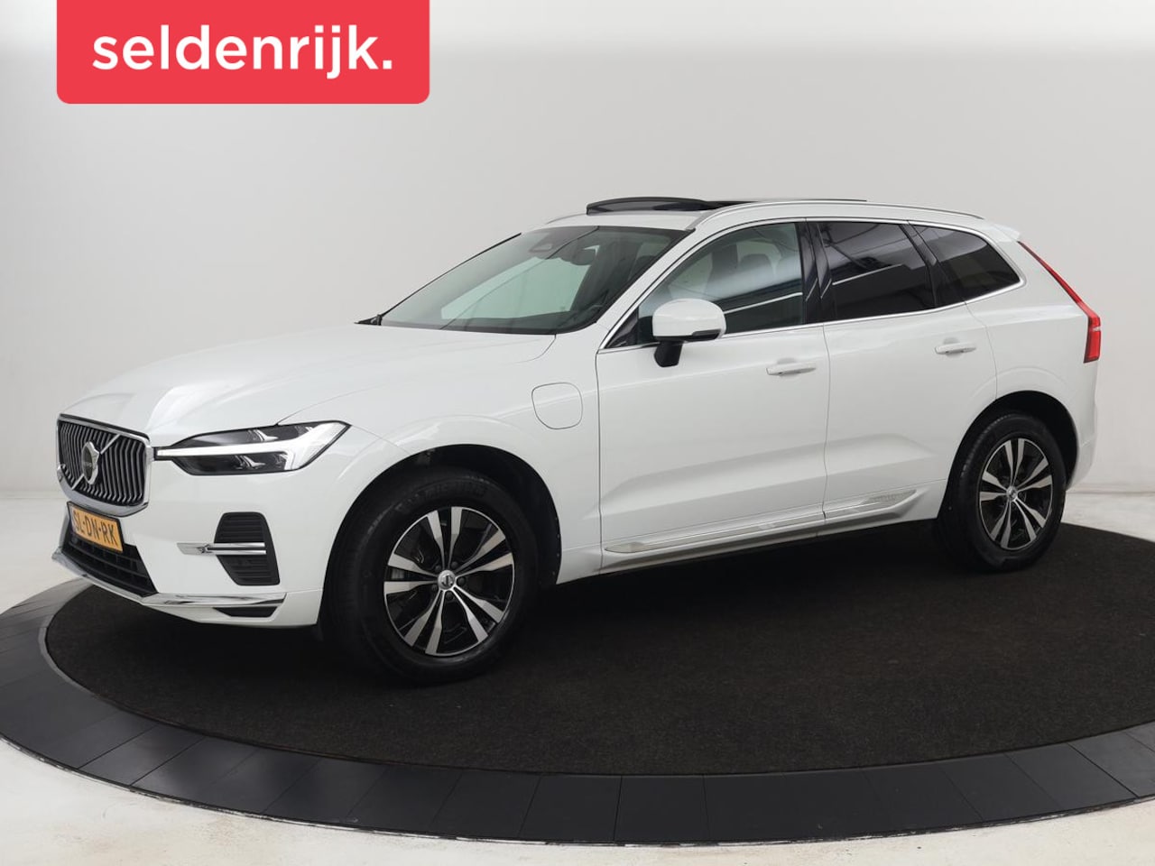 Volvo XC60 - 2.0 Recharge T6 AWD Momentum | Panoramadak | Trekhaak | Leder | Stoelverwarming | Camera | - AutoWereld.nl
