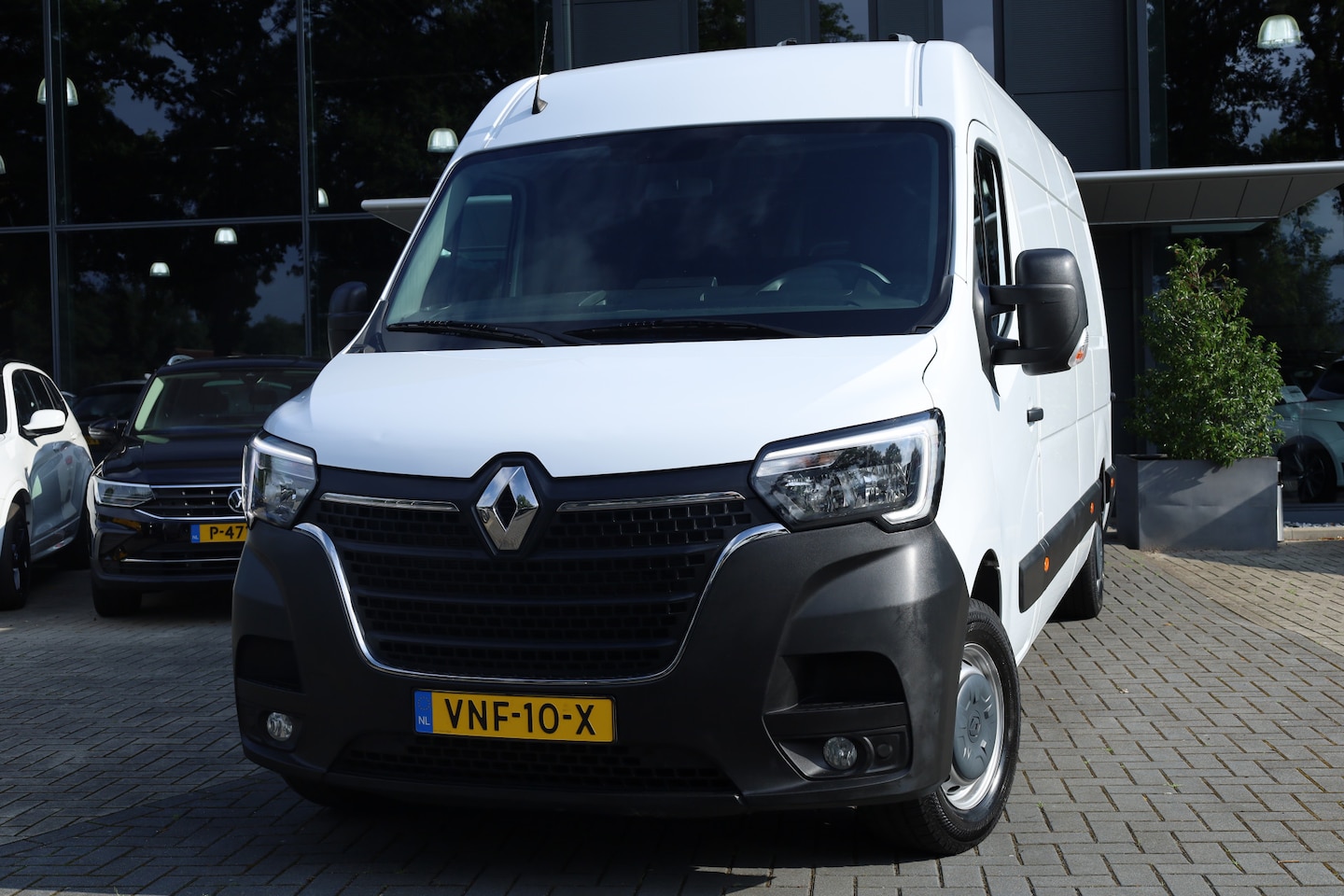 Renault Master - T35 2.3 dCi 135 L3H2 Comfort | Airco | Cruise | Navi | Trekhaak - AutoWereld.nl