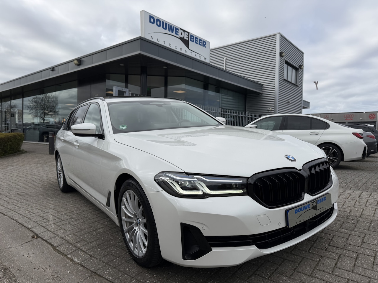 BMW 5-serie Touring - 530i Luxury Line Pano-Dak | Trekhaak | Memory | Adapt. Cruise - AutoWereld.nl