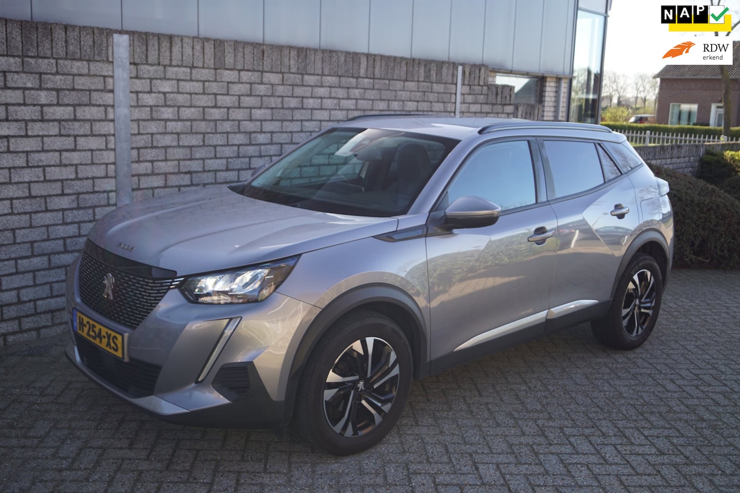 Peugeot 2008 - 1.2 PureTech Allure Autom Navi Camera Clima Adaptieve Cruise Apple Carplay DAB 2x PDC LMV - AutoWereld.nl