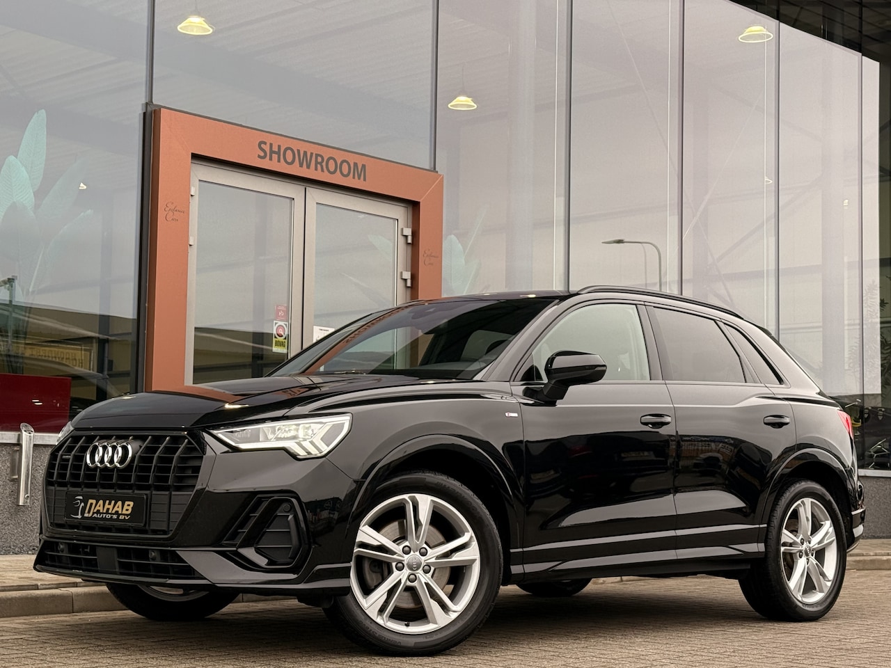 Audi Q3 - 40 TFSI Quattro S-Line | Matrix | Parkeersensoren | Drive Select | Ambiance Verlichting | - AutoWereld.nl