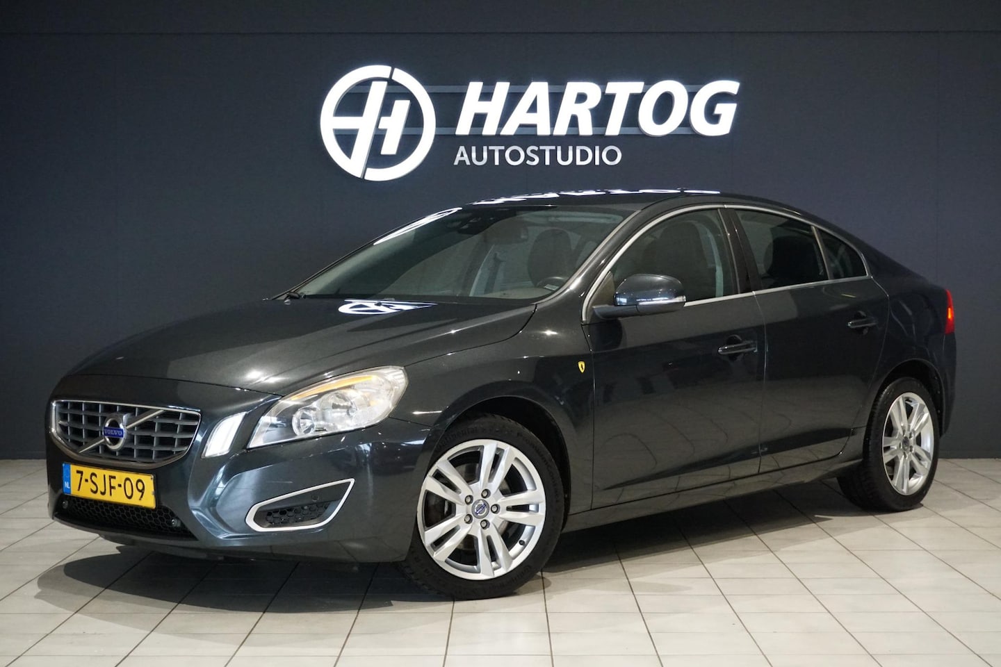 Volvo S60 - 1.6 T3 Summum + NAVIGATIE / BLUETOOTH / LMV - AutoWereld.nl