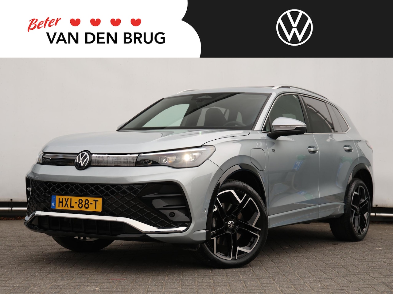 Volkswagen Tiguan - 1.5 eHybrid R-Line Edition 204PK DSG | Panoramadak | Trekhaak | Camera | Stoel/stuurverwar - AutoWereld.nl
