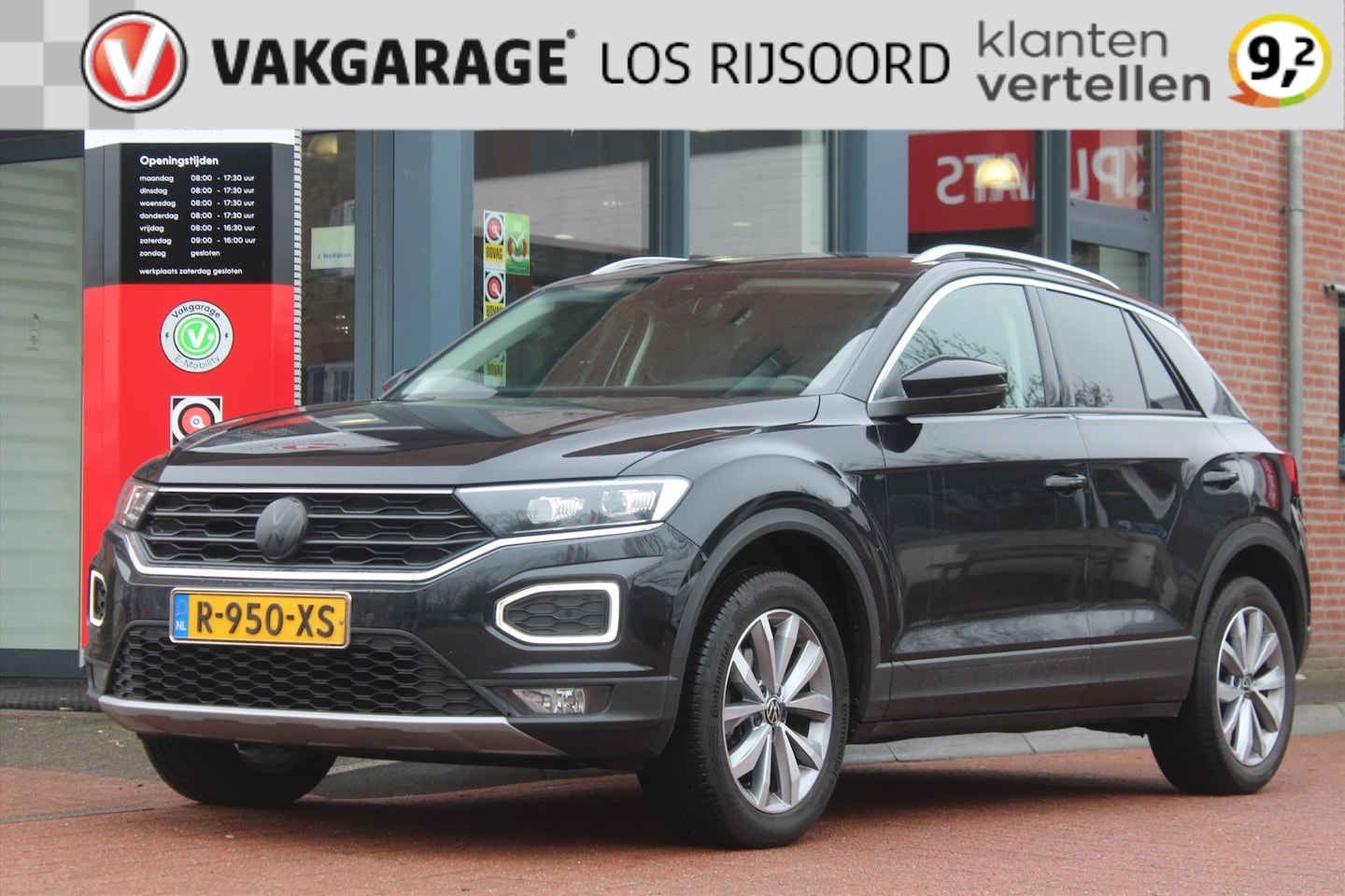 Volkswagen T-Roc - 1.5 TSI DSG *Business* | Trekhaak | Camera | Adaptive Cruise Control | Carplay | Climate C - AutoWereld.nl
