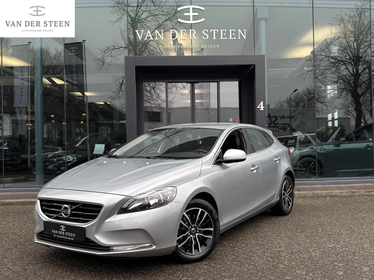 Volvo V40 - 1.6 T4 Momentum Camera | Cruise Control | Trekhaak - AutoWereld.nl