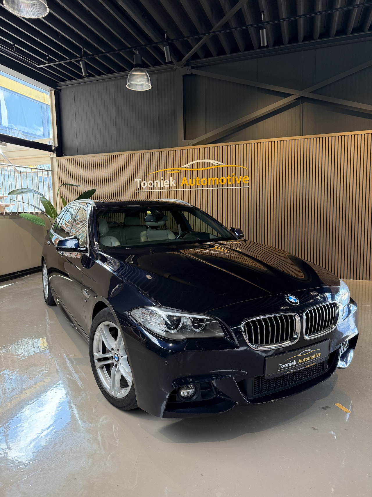 BMW 5-serie Touring - 528i High Executive Beige Leer Head Up Panorama Navigatie M sport - AutoWereld.nl