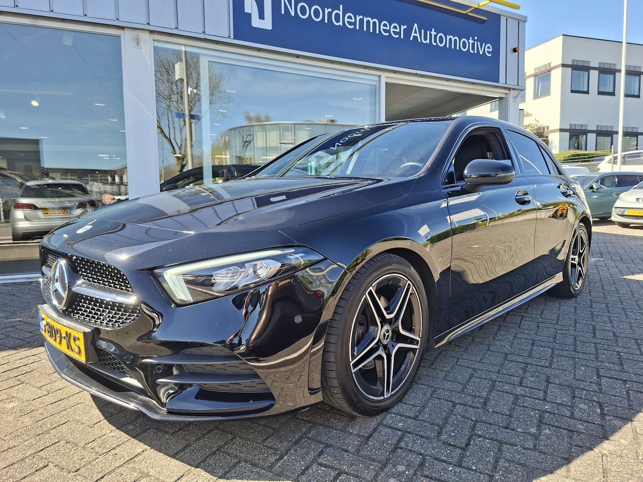 Mercedes-Benz A-klasse - 180 AMG Line / navigatie / camera / sfeerverlichting / keyless - AutoWereld.nl