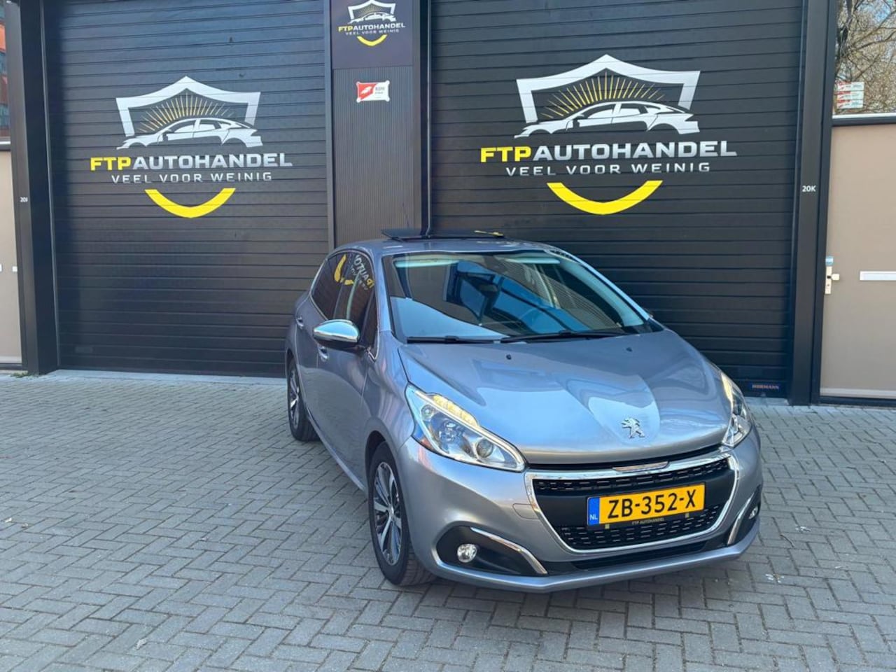Peugeot 208 - 1.2 PureTech Allure pano& nieuwe distributieriem - AutoWereld.nl