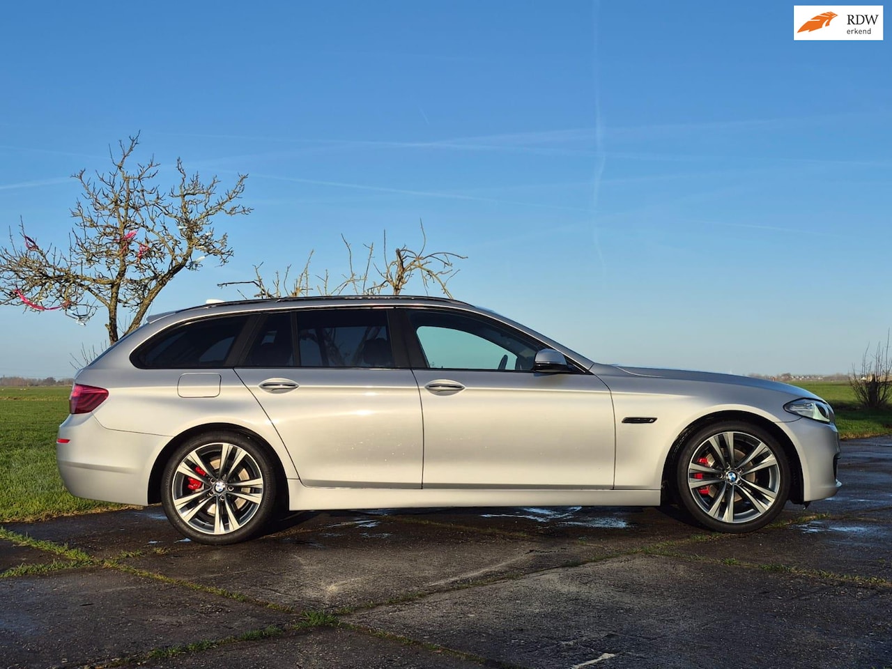 BMW 5-serie Touring - 520i High Executive 19"/trekhaak/nivo reg. - AutoWereld.nl