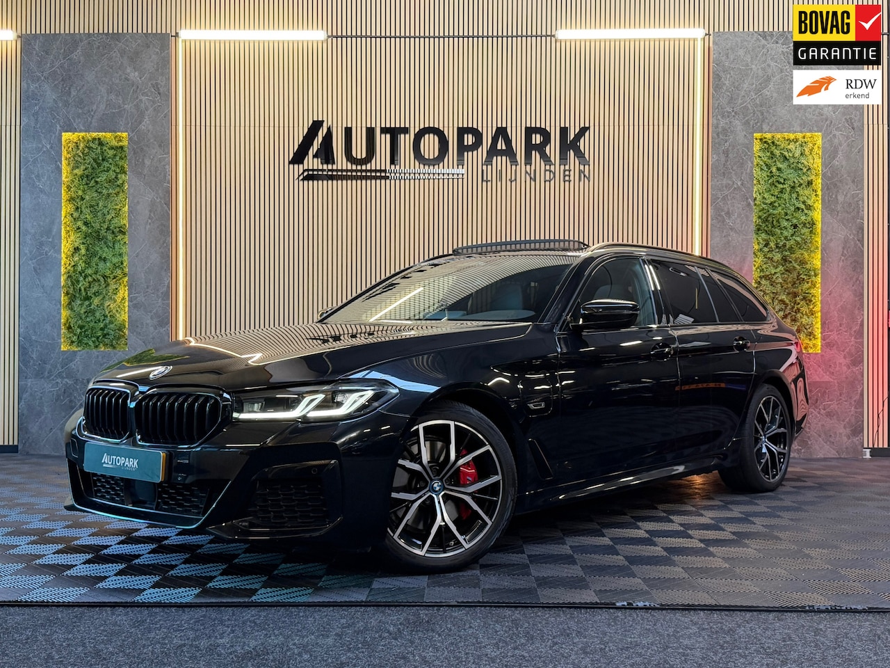BMW 5-serie Touring - 530e Business Edition Plus M-SPORT|PANO|MEMORY|KEYLESS|SFEERVERLICHTING|CARPLAY|GARANTIE|D - AutoWereld.nl