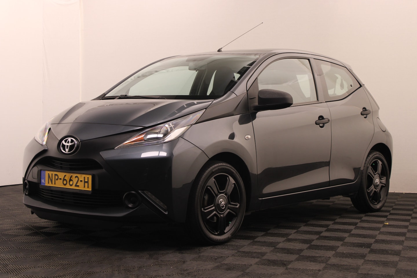 Toyota Aygo - 1.0 VVT-i x-fun 1.0 VVT-i x-fun - AutoWereld.nl