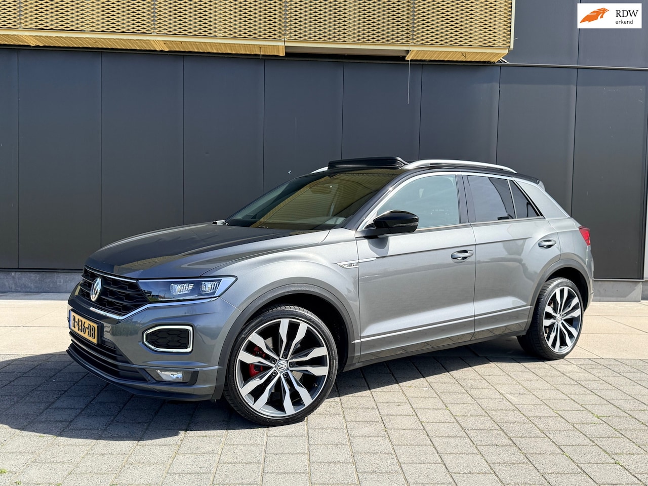 Volkswagen T-Roc - 1.5 TSI Sport Automaat| 3x R-Line | Pano | Virtual | Stoelverwarm | PDC | Voll optie! - AutoWereld.nl
